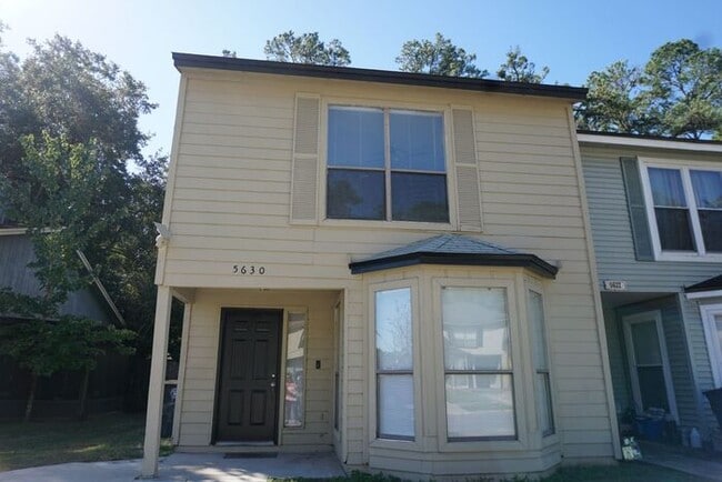 Building Photo - 3 bedroom 2.5 Bathroom townhome with fence...