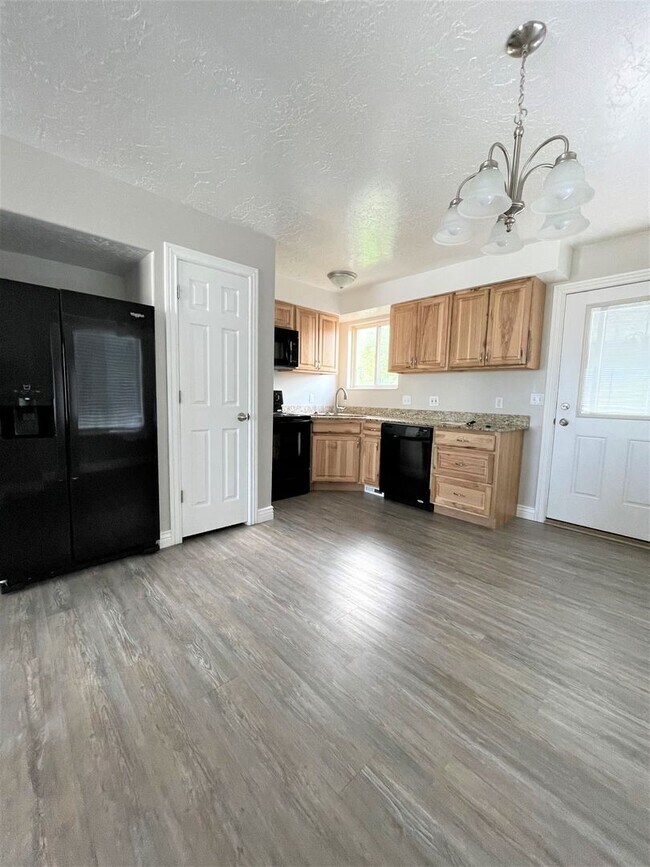 Animals 4 Bed 1.5 Bath Duplex for... Rental House Rental in