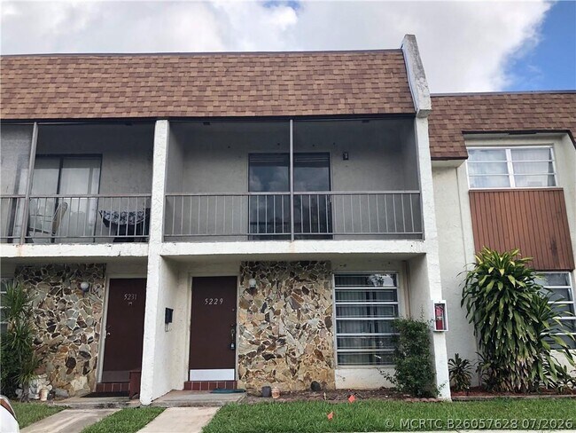 Building Photo - 5229 SW 40th Ave Unit 41