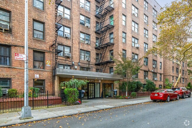 Photo - 282 E 35th St