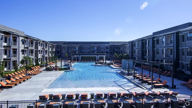 Heights at Shackleford Off-Campus Housing, Little Rock, AR