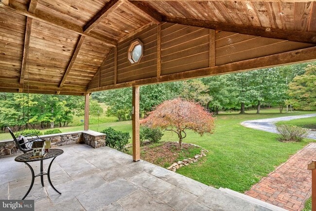 422 Duke Ln