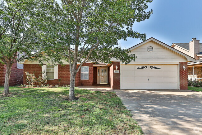 Building Photo - Large 3/2/2 with tons of storage space! Rental