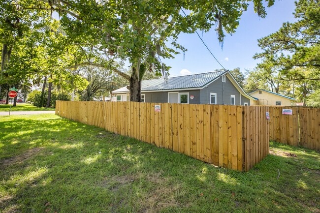 Photo - 260 Vernis Ave