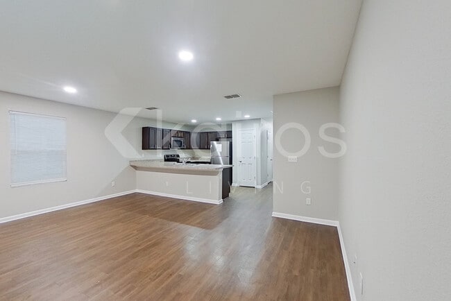 Photo - 1335 Mull St