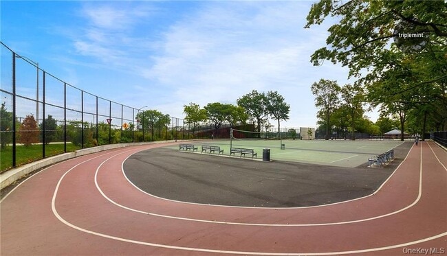 Photo - 61-20 Grand Central Pkwy