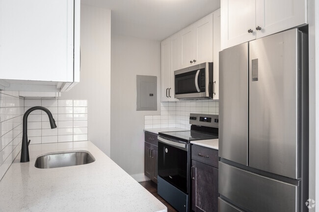 2BR, 2BA - 920SF - Kitchen