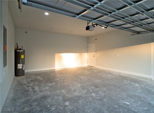 Building Photo - 3027 NE Beechwood Cir