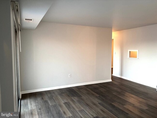 Photo - 9 DOVER HALL