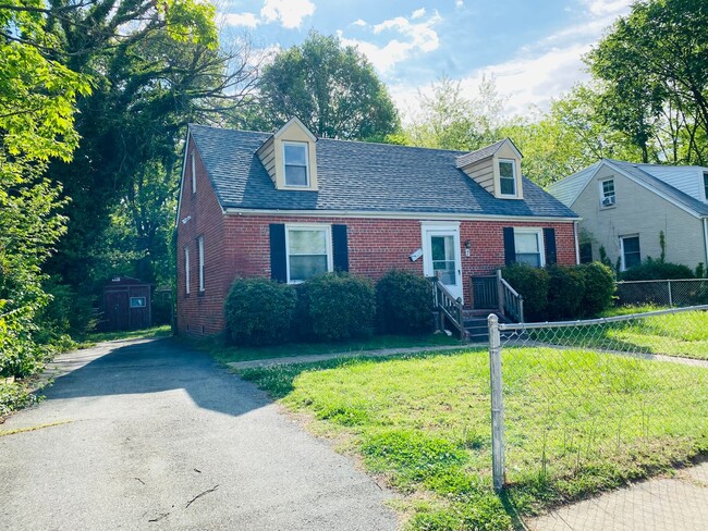 Photo - Adorable 3bdrm/1.5bth Cape-Cod Located in Richmond's Southside!! **NEWLY RENOVATED**