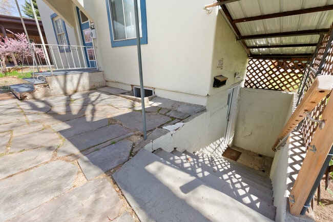 Entrada privada y segura - 414 N Avenue E Ave Unidad basement