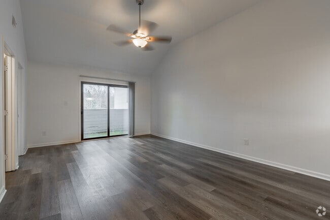 2BR, 2BA - 950SF - Living Room