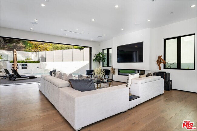 Photo - 8149 Willow Glen Rd