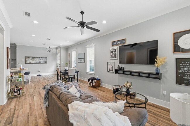 Photo - 305 St Thomas Ln