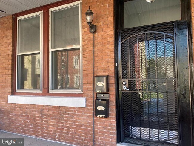 Photo - 1914 W Berks St Unidad A