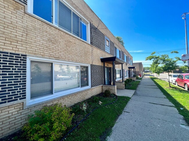 Building Photo - 2655 W 47th St Rental