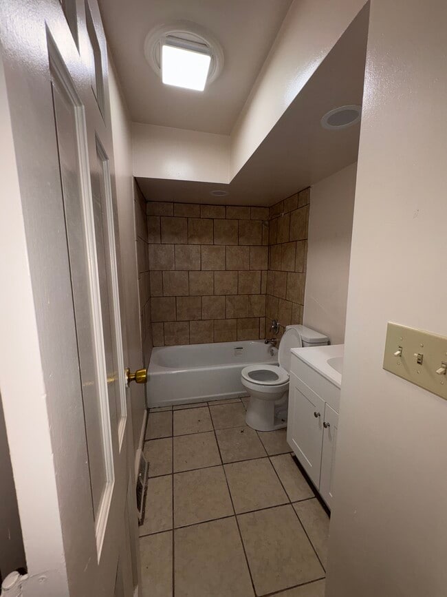 Baño - 628 W Norman Ave