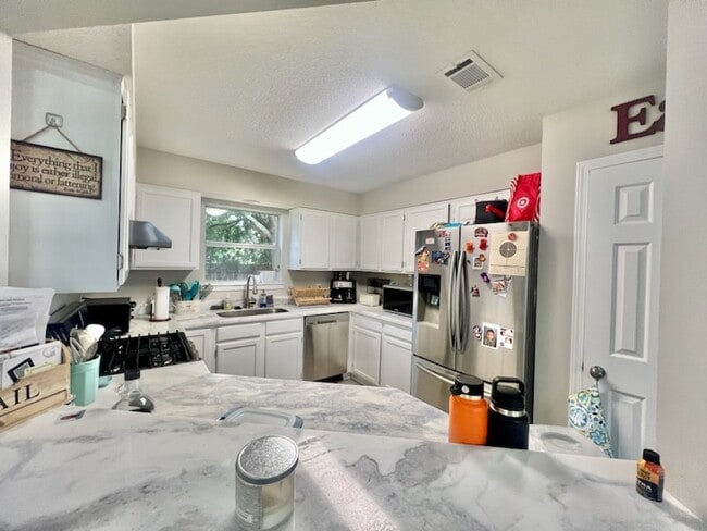 Photo - 1910 Mistral Ln W