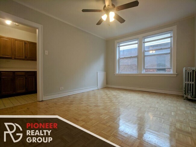Building Photo - 739 W Belmont Ave Unit 204