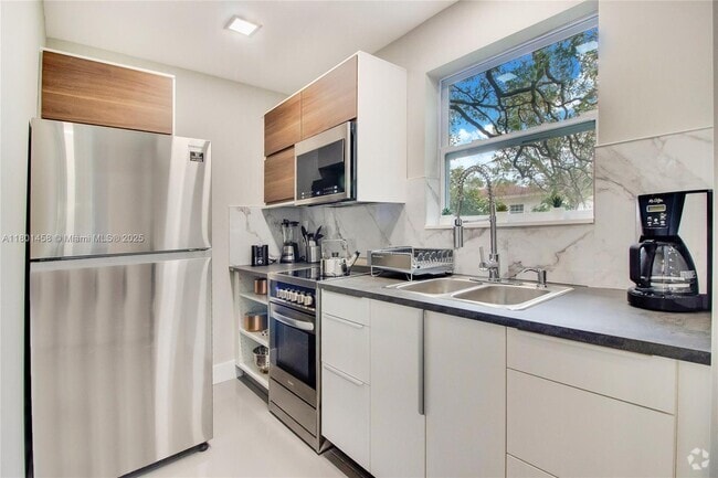 Building Photo - 5530 NW 5th Ave Rental