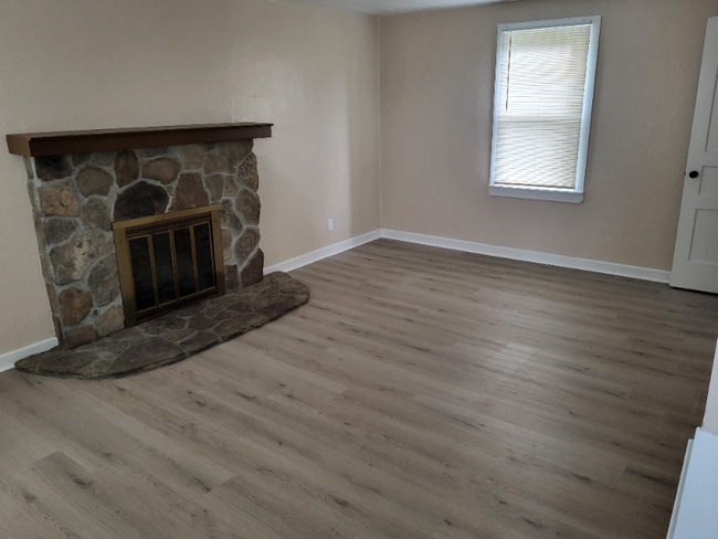 Building Photo - 807 Meadow Dr Rental