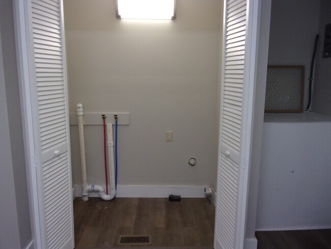 Photo - Recently Renovated 2 Bedroom 1 1/2 Bath Townhome - 1 Block from Winthrop