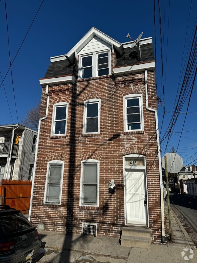 Building Photo - Remodeled LARGE FOUR BEDROOM End of Row Rental