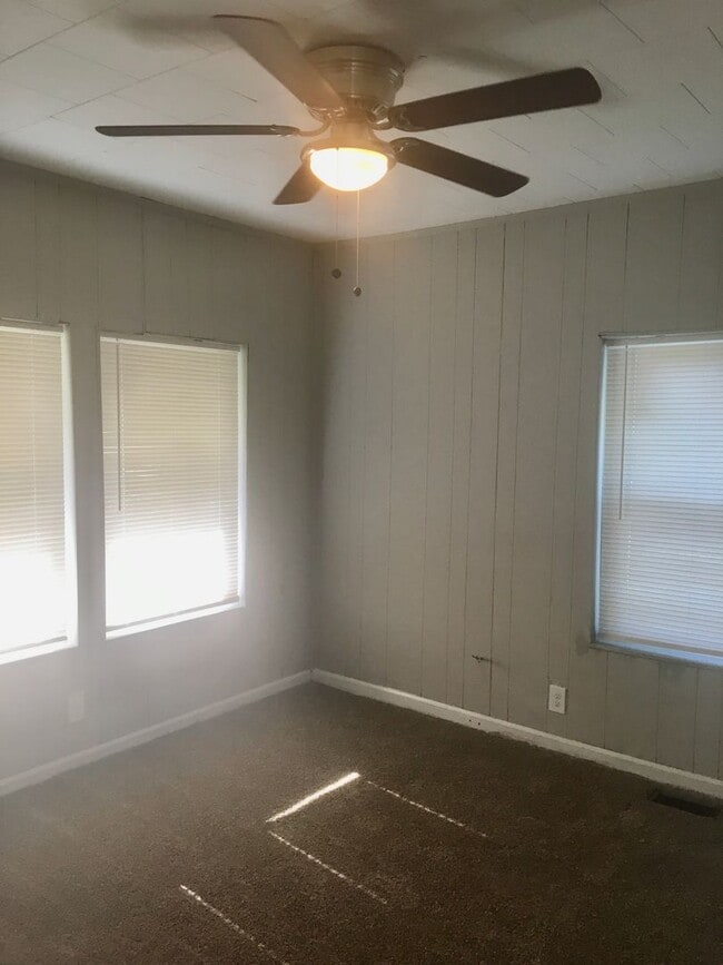 Photo - Cute 2 Bed/1 Bath HOUSE w/ yard!!