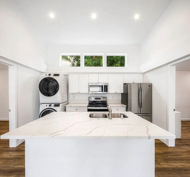 Building Photo - 554 N Cambridge St