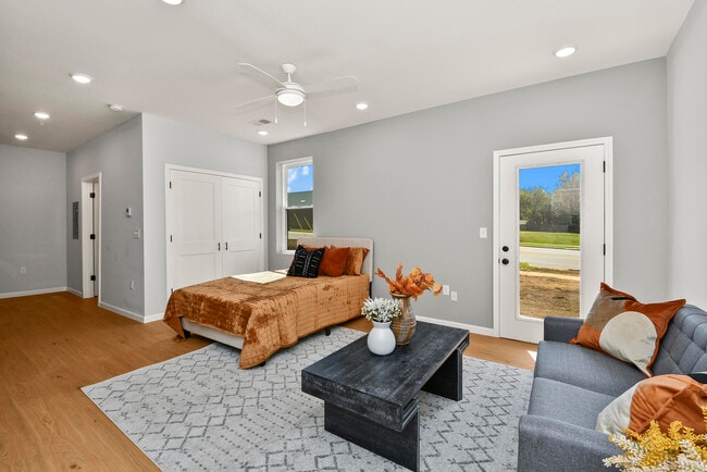Building Photo - 505 W Grand St Unit 109