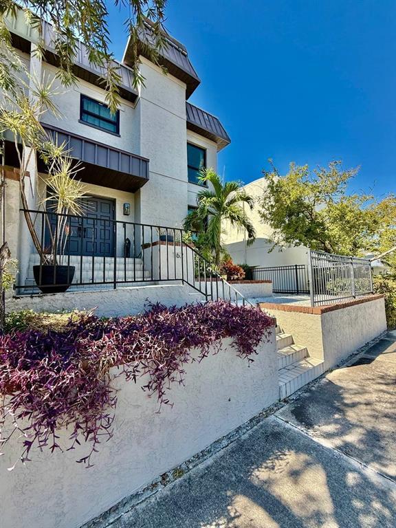 Photo - 162 E Davis Blvd