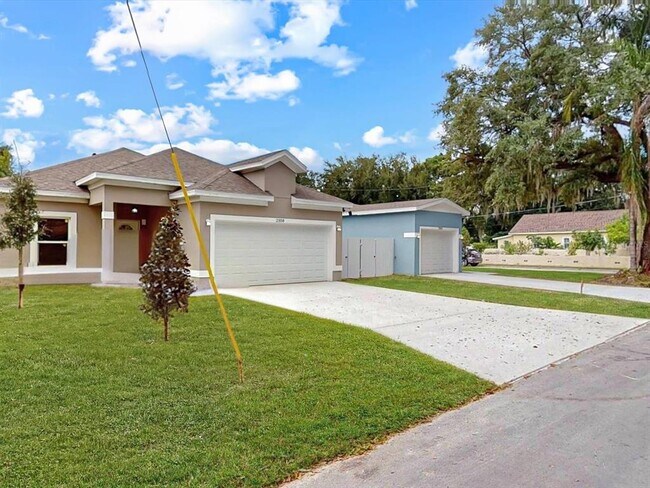 Photo - 2358 Ross St