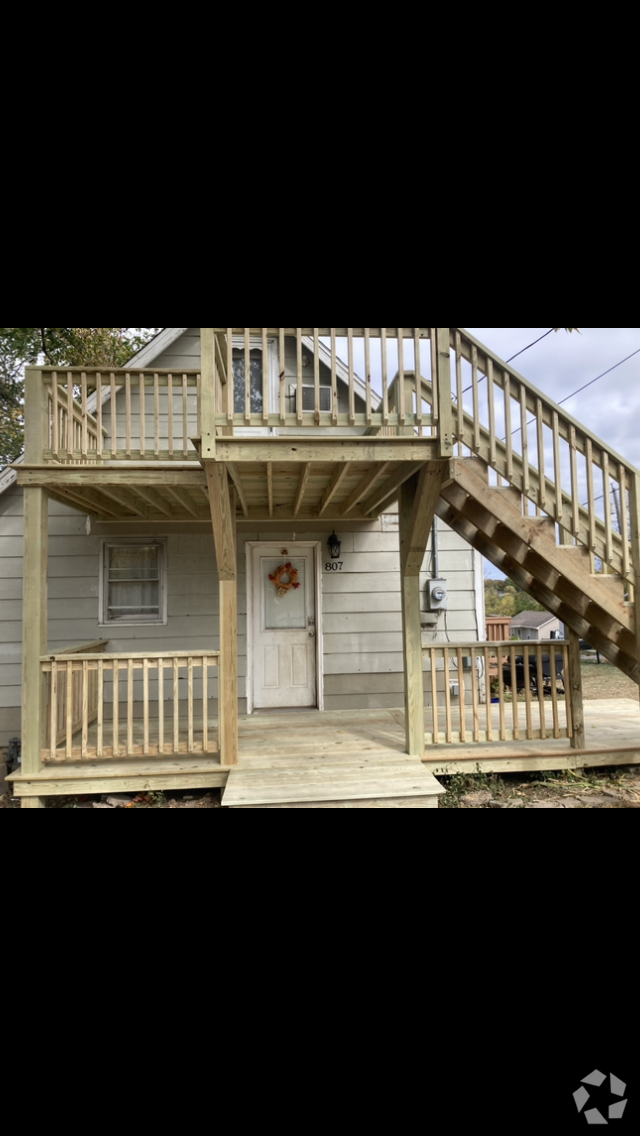 Building Photo - 807 E Walnut St Rental