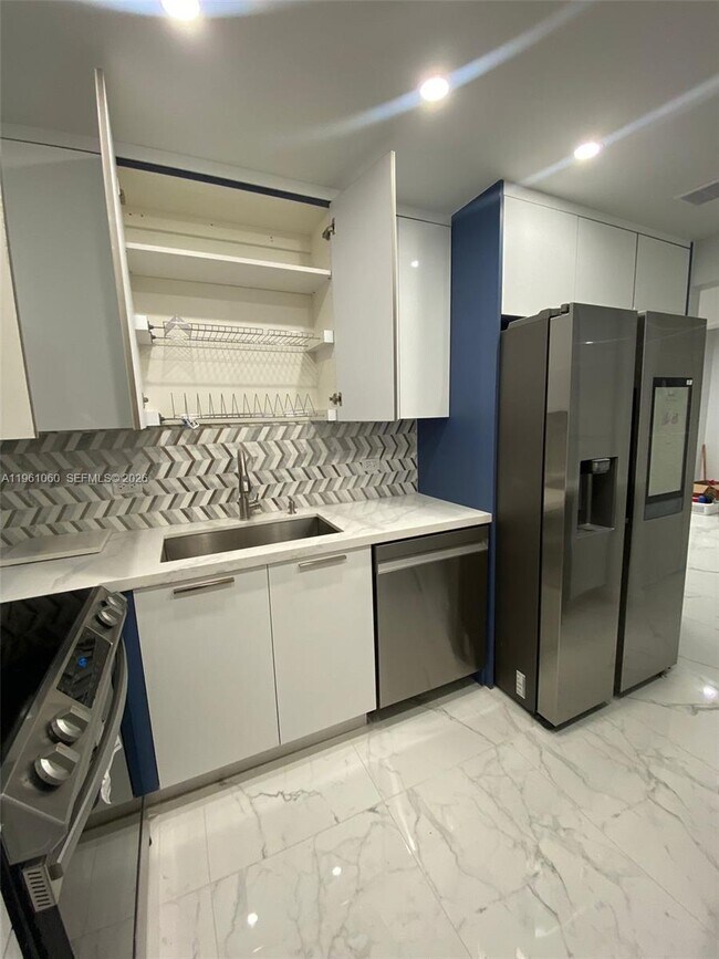 Building Photo - 5005 Collins Ave Unit 822