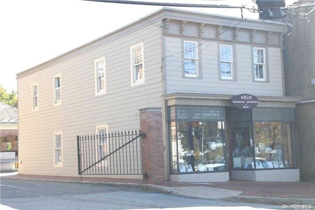 Photo - 1392 Old Northern Blvd