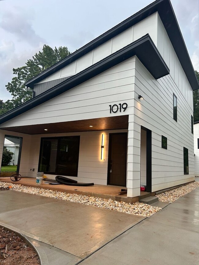 Building Photo - Gregg St [2 Unit 1019 Gregg Street Rental