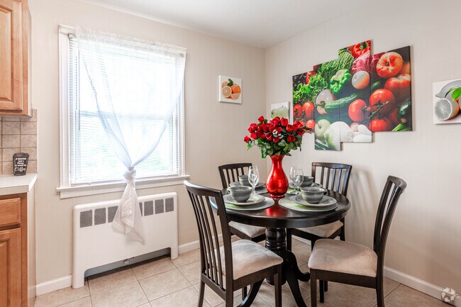 1BR, 1BA - 700SF - Eat-In Kitchen