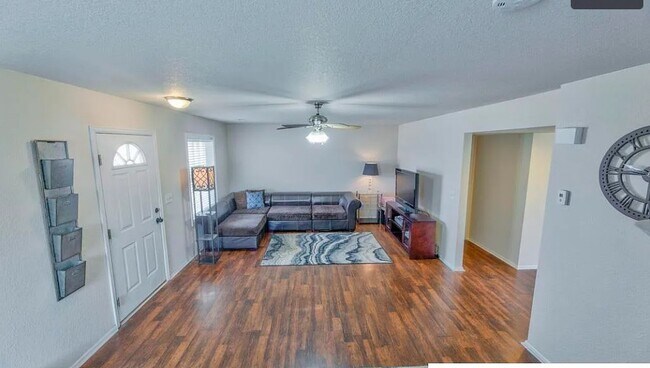 Photo - 925 E Person St