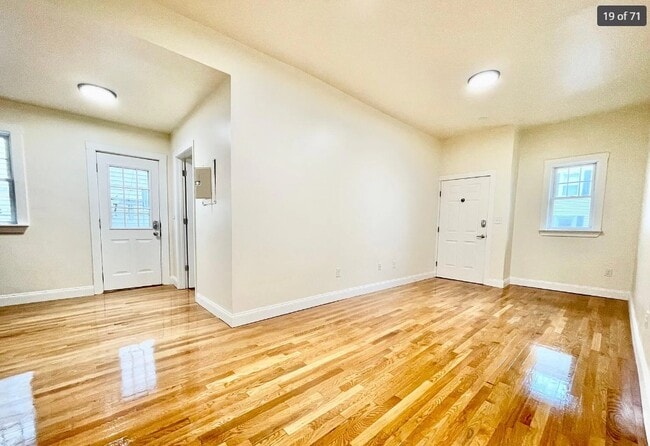 Photo - 527 E 3rd St