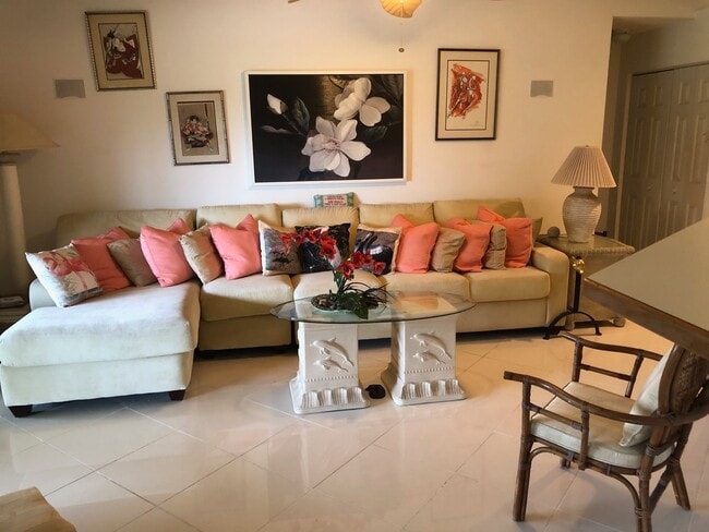 Building Photo - 7 Lexington Ln E Unit F