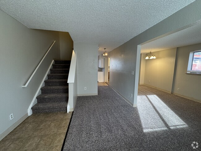 Building Photo - Spacious Split level 3 Bed/2 Bath Town hom... Unit 250 Rental