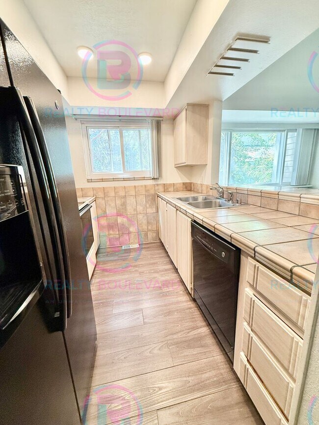 Photo - 1/2 Month free!! This stunning two-bedroom... Casa Adosada