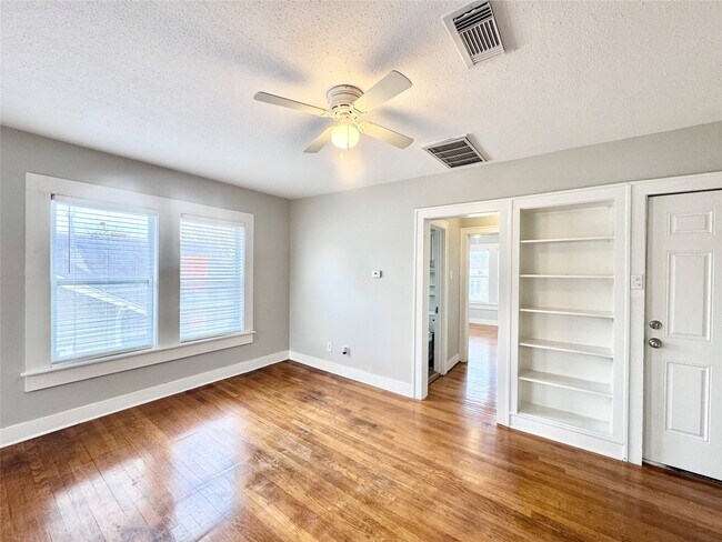 Photo - 629 E 11th St Unit 4