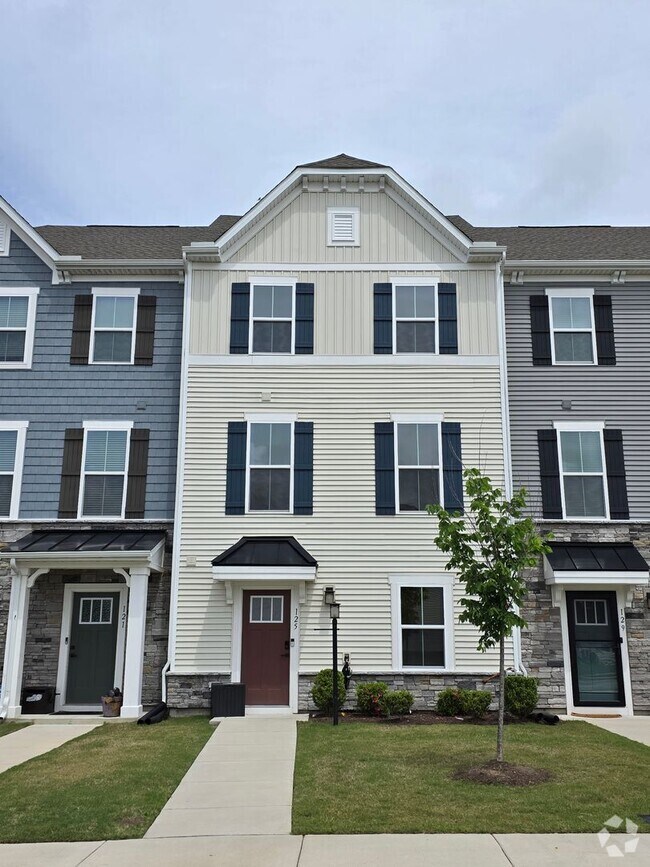 Building Photo - Tri Level Townhouse Ready for A New Tenant