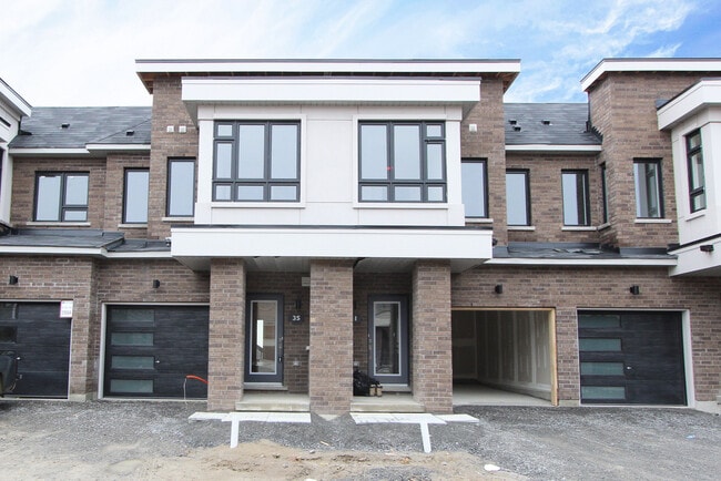Photo - Fantastic 3-Bedroom Townhouse available for rent in Bowmanville