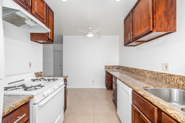 2BR, 1BA - 785SF - Kitchen
