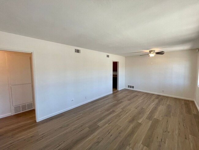 Photo - 839 N Midway Dr