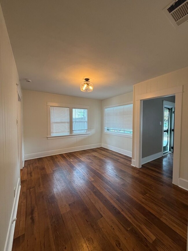 Photo - 535-537 E. Van Bibber Unidad 535