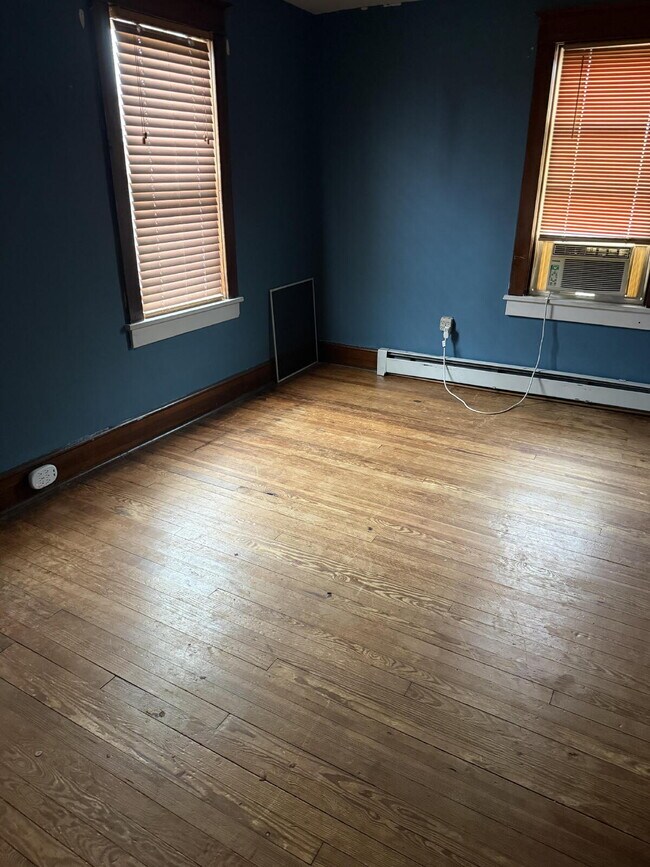 "Charming 3-Bed Duplex with Gleaming Hardwood Floors in Brunswick, MD!"