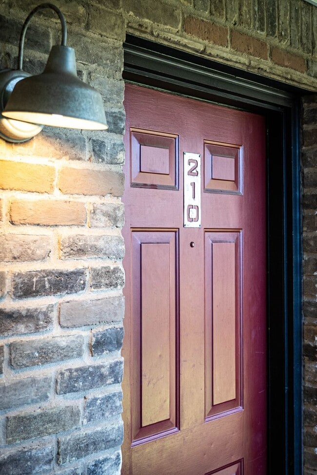 Building Photo - Waco Casablanca Condo!